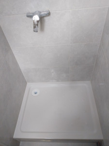 Photo de galerie - Refaire une petite salle de bain,  pose de bac à douche et carrelage 