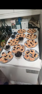 Photo de galerie - Préparation de toasts apéritifs maison au saumon et aux crevettes pour vos buffets de fêtes, anniversaires et événements familiaux