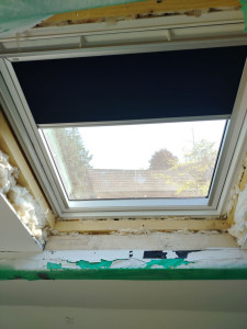 Photo de galerie - Création de velux 114/118+ abergement et pose de store . 
