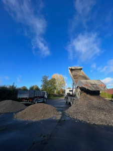 Photo de galerie - Livraison et étalage de matières (sable, gravier, grattage de route ect)