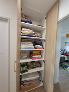 Photo de galerie - Intérieur du meuble niche sous tenture.