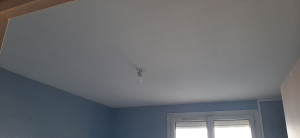 Photo de galerie - 2 couches de mat blanche sur un plafond d'une chambre