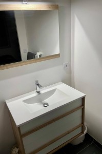 Photo réalisation - Bricolage - Petits travaux - Thierry (BRICOTHIERRY) - La Brionne : Pose d'un meuble de salle de bain suspendu, d'une vasque et d'un miroir avec led.