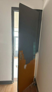 Photo de galerie - Peinture porte en cours