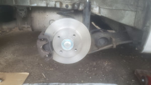 Photo de galerie - Réparation effectuée remplacement disque et plaquettes de frein avant et arrière sur Peugeot avec succès 