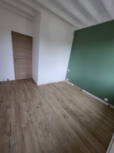 Photo de galerie - Pose parquet stratifié plus plinthes 