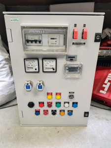 Photo de galerie - Montage d'un coffret industriel pour camion citerne