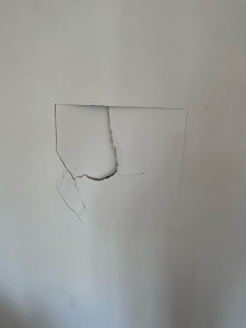 Photo de galerie - Un trou assez conséquent (60cm/60cm), réparation et peinture effectuées. 