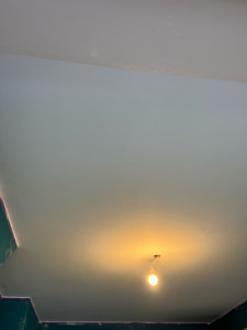 Photo de galerie - Résultats final après la pose de Placot et les bandes peinture en deux couches sur le plafond