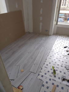 Photo de galerie - Pose de revêtement de sol lames de pvc.