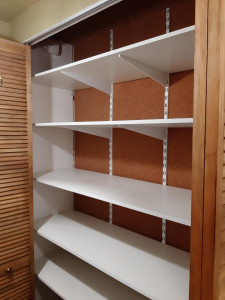 Photo de galerie - Pose étagères sur consoles