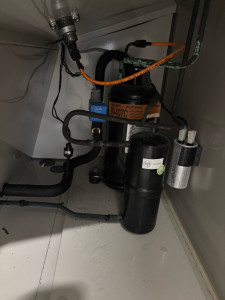 Photo de galerie - Remplacement compresseur hs sur vitrine réfrigérée / mise sous azote / test d’étanchéité / tirage au vide / recharge gaz neuf 