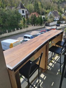 Photo de galerie - Fabrication d'un plan de travail pour manger sur le balcon