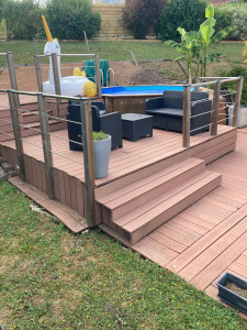 Photo de galerie - Réalisation d’une terrasse en bois et composite autour d’une piscine 