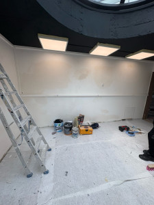 Photo de galerie - Passage de fil sous moulure et pose de dalle 60x60