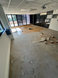Photo de galerie - Préparation et rénovation de sol avec dépose de l’ancien revêtement, ragréage et pose de parquet stratifié. 