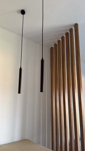 Photo de galerie - Création d’un Claustra en tasseau de bois sous un plafond en pente. délimitation de la pièce avec un rendu moderne, application d’une lasure sur le bois 