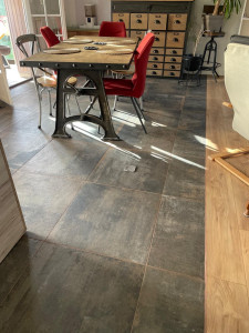 Photo de galerie - Photo pour Montrer que la liaison entre le parquet et le carrelage s'accorde parfaitement 