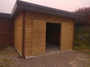 Photo de galerie - Fermeture carport avec porte sur rail . 