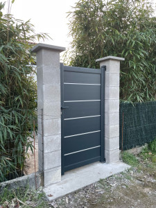 Photo de galerie - Poteaux maçonnés et pose d’un portillon 