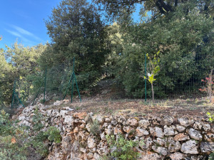 Photo de galerie - Pose d’une clôture sur une restanque escarpée 
