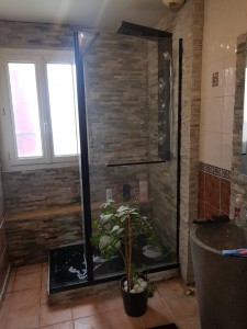 Photo de galerie - Salle de bain  avec  pose douche italienne et parment 