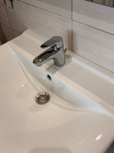 Photo de galerie - Nettoyage en profondeur et détartrage de la robinetterie de salle de bain.