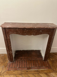 Photo de galerie - Mise en place d’une cheminée en marbre