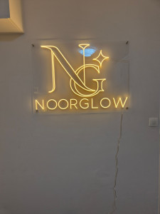 Photo de galerie - Installation et fixation murale d’une enseigne lumineuse LED pour un établissement professionnel. Pose soignée, alignement précis et vérification du bon fonctionnement de l’éclairage. Résultat moderne et esthétique.