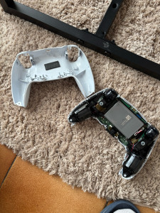 Photo de galerie - Réparation bouton « option » de ma propre manette PS5