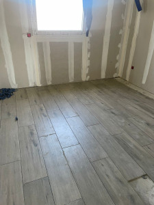Photo de galerie - Chantier en cours de réalisation: pose de carrelage alignée, murs en finition. Travail sérieux et de qualité