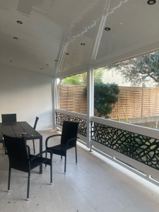 Photo de galerie - Réalisation d’une terrasse, avec une couverture PVC, imitation tuile