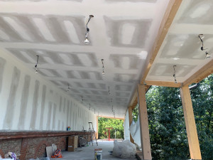 Photo de galerie - Pose des plaques BA13 au plafond +bandes à joint du plafond et du doublage