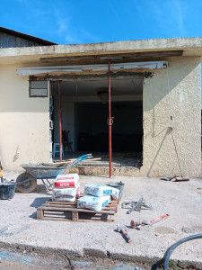 Photo de galerie - Ouverture mur démolition  pour revoir linteau porte fenêtre 