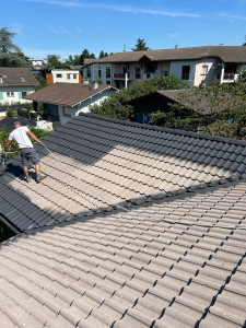 Photo de galerie - Mise en peinture d’un toiture en Tuille béton 