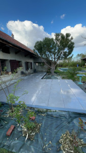 Photo de galerie - Terrasse en grès Céram posé sur plot 