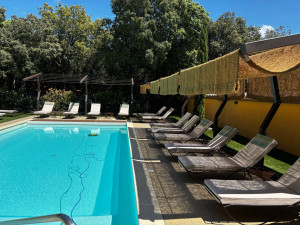 Photo de galerie - Réalisation d’ombrelle sur tout le tour d’une piscine