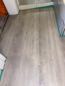 Photo de galerie - Pose de parquet flottant, gris boisé avec plainte blanc mat 