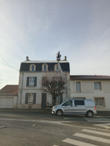 Photo de galerie - Vérification de couverture en ardoise avec camion nacelle