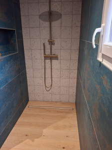 Photo de galerie - Réalisation d'une douche à l'italienne avec caniveaux, Imitation en bois 20/120
Ainsi qu'un carrelage, mural Marbre du Guatemala , Avec Habillayage de la niche.
Fond du mur 20/20 blanc rustuc
