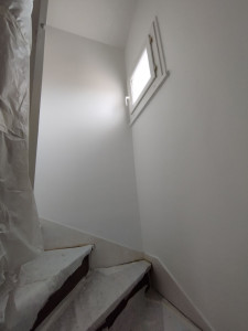 Photo de galerie - MUR cage d'escalier : Détapissage fait + 1 couche d'impression faite + 2 couches de peintures de finition faites 