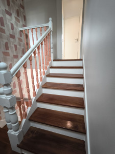 Photo de galerie - Rénovation d'escalier. Peinture. Tapisserie 