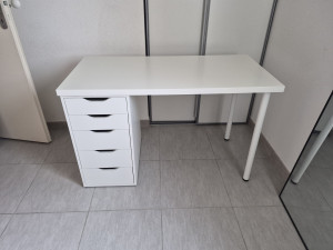 Photo de galerie - Montage colonne tiroir et plan de travail sur pied réglable Ikea, chez une cliente Allo