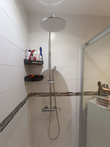 Photo de galerie - Installation d’une colonne de douche thermostatique avec pommeau pluie. Pose soignée, raccordements réalisés et vérification du bon fonctionnement. Travail propre et finition de qualité.