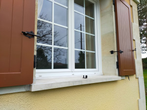 Photo de galerie - Installation poignées de manœuvre et d'arrêt , volets bois, deux battants