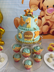 Photo de galerie - Gâteau anniversaire à étage thème Winnie 