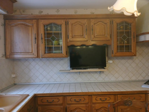 Photo de galerie - Cuisine avant en chêne foncé  , avant mise en peinture blanche 