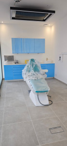 Photo de galerie - Cabinet dentaire ERP aux normes par NGN Elec ! Installation complète : fauteuil, scialytique, prises spécifiques, RJ45 et baie info. Sécurité et propreté. ???

