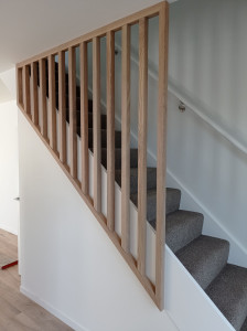 Photo de galerie - Fabrication et pose d'un claustra d'escalier.