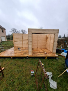 Photo de galerie - Abri de jardin en cours de montage